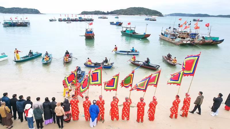Đông đảo người dân xã Thanh Lân hào hứng tham gia buổi lễ và cầu chúc cho các ngư dân ra khơi được một năm mưa thuận gió hòa, tôm cá đầy khoang.