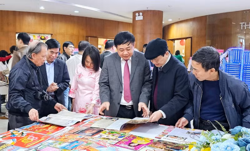 Các đại biểu tham quan Hội sách, báo Xuân Giáp Thìn 2024.