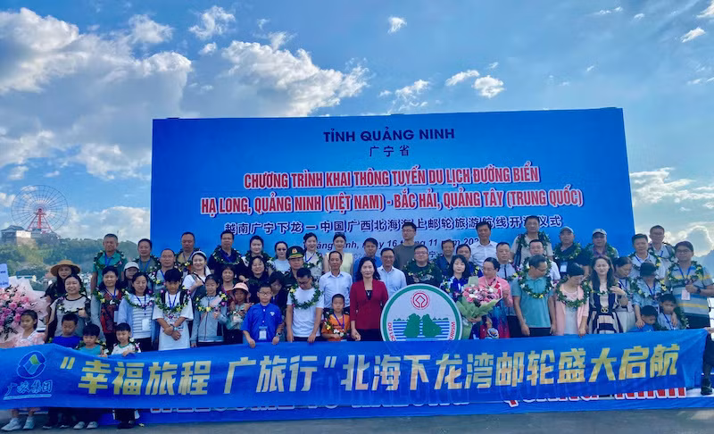 Lãnh đạo tỉnh Quảng Ninh, Sở Du lịch chụp ảnh lưu niệm với các du khách.