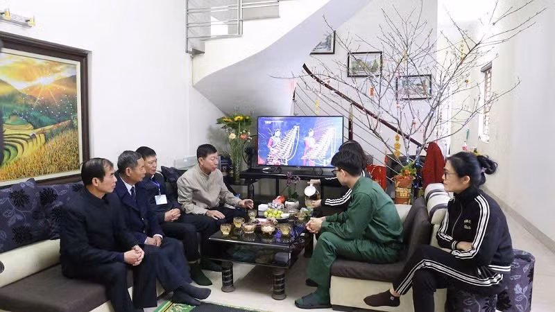Chính quyền địa phương và bà con nhân dân khu phố đến thăm hỏi, động viên tân binh Nguyễn Tiến Hùng.