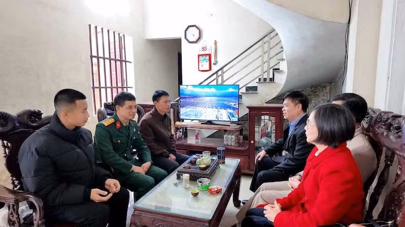 Mặt trận Tổ quốc và các đoàn thể chính trị huyện Cô Tô đến thăm hỏi, động viên, tặng quà tân binh chuẩn bị lên đường nhập ngũ.