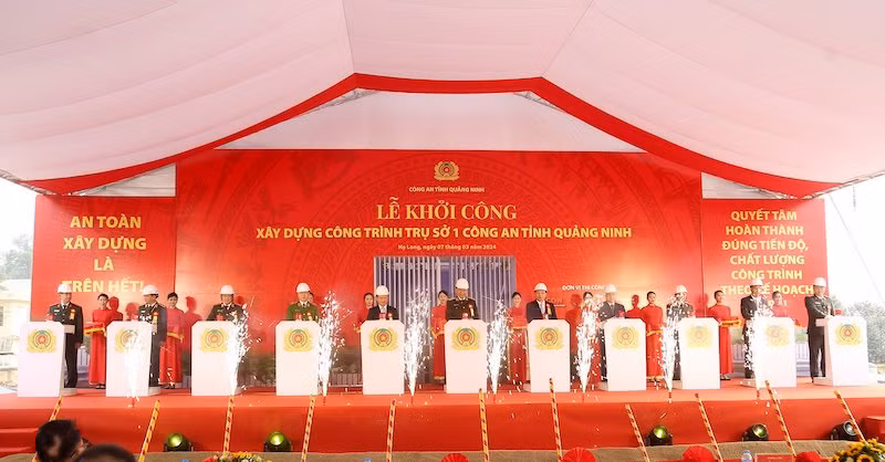 Đại tướng Tô Lâm và các đại biểu dự Lễ động thổ xây dựng trụ sở làm việc Công an tỉnh Quảng Ninh. Đại tướng Tô Lâm và các đại biểu dự Lễ động thổ xây dựng trụ sở làm việc Công an tỉnh Quảng Ninh.