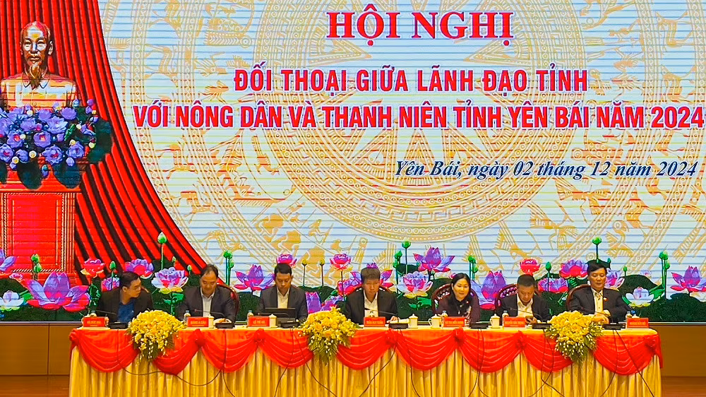 Toàn cảnh lãnh đạo tỉnh Yên Bái đối thoại với nông dân và tuổi trẻ. (Ảnh: THANH SƠN)