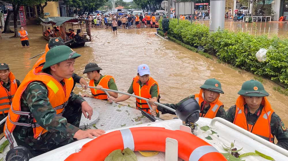 Cán bộ chiến sĩ Quân khu 2 tham gia ứng cứu người dân tại thành phố Yên Bái trong bão Yagi. (Ảnh: THANH SƠN)