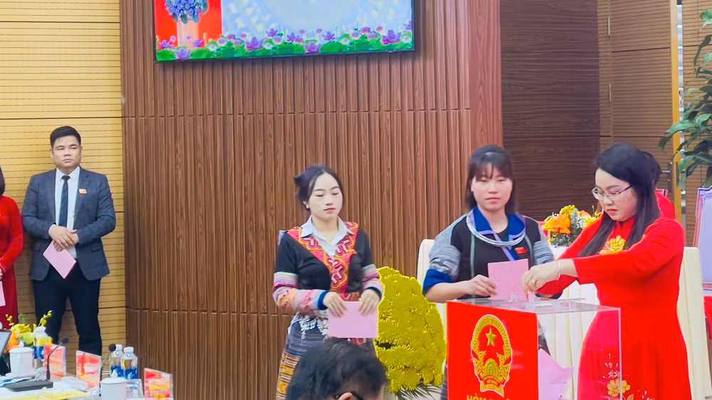 Các đại biểu Hội đồng nhân dân tỉnh bỏ phiếu bầu chức danh Chủ tịch Ủy ban nhân dân tỉnh. (Ảnh: THANH SƠN) Các đại biểu Hội đồng nhân dân tỉnh bỏ phiếu bầu chức danh Chủ tịch Ủy ban nhân dân tỉnh. (Ảnh: THANH SƠN)
