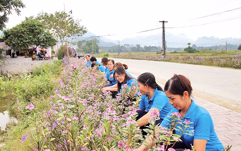 Phụ nữ xã Phúc Ứng, huyện Sơn Dương chăm sóc tuyến đường hoa. (Ảnh LÝ THU) Phụ nữ xã Phúc Ứng, huyện Sơn Dương chăm sóc tuyến đường hoa. (Ảnh LÝ THU)
