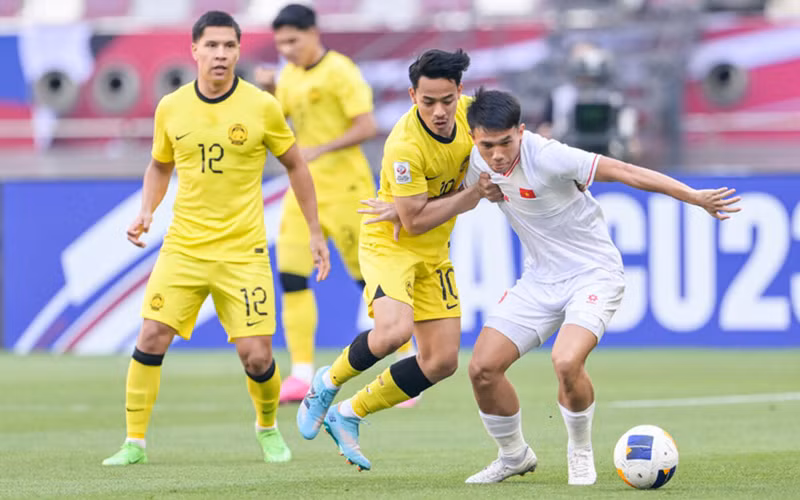 U23 Việt Nam (áo trắng) vào tứ kết sau chiến thắng 2-0 trước U23 Malaysia (Ảnh AFC)