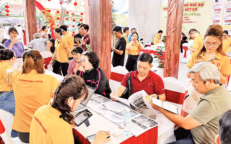 Khách hàng tìm hiểu về các tour du lịch tại Ngày hội Du lịch Thành phố Hồ Chí Minh 2024.