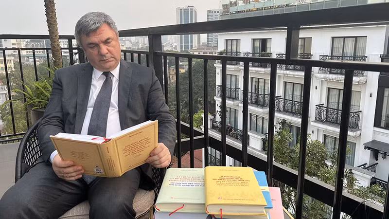Phó Chủ tịch Ủy ban Đối ngoại Saint Petersburg Vyacheslav Kalganov nghiên cứu sách của Tổng Bí thư Nguyễn Phú Trọng.