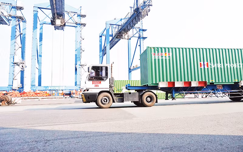 Vận chuyển hàng hóa xuất, nhập khẩu tại cảng Cát Lái, thành phố Thủ Đức.