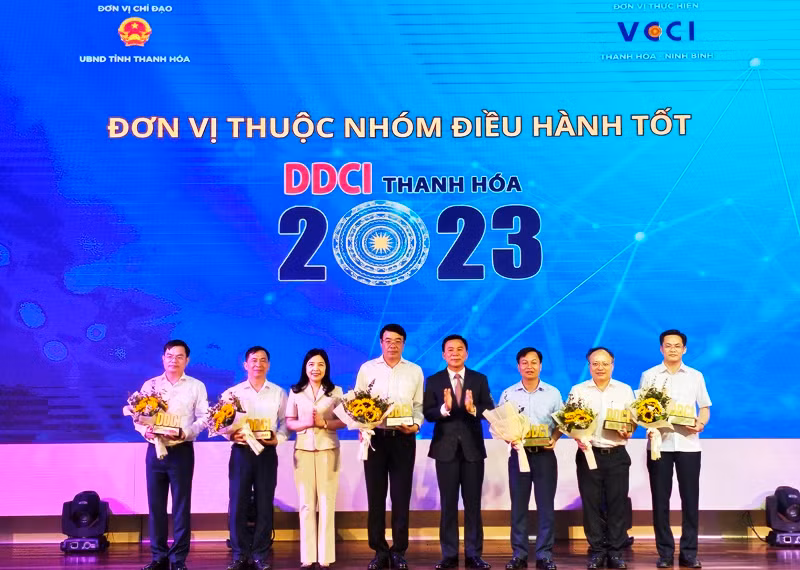 Lãnh đạo tỉnh Thanh Hóa trao biểu trưng cho Ủy ban nhân dân các huyện dẫn đầu bảng xếp hạng.