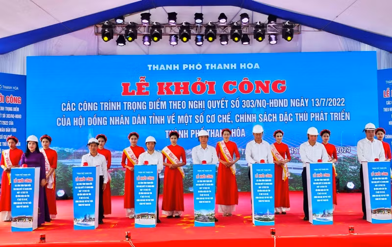 Các đại biểu khởi công xây dựng các công trình trọng điểm ở thành phố Thanh Hóa.