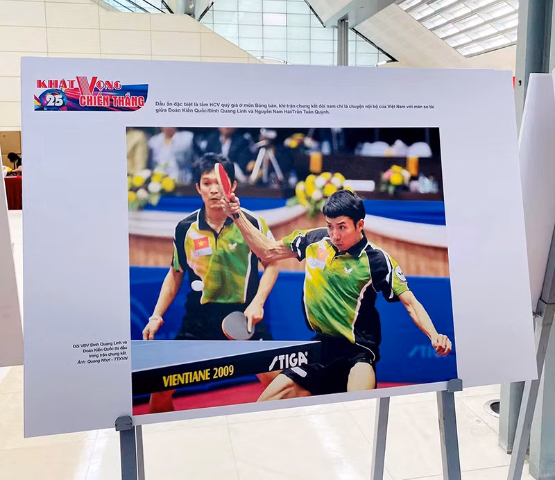 Hình ảnh Đoàn Kiến Quốc và Đinh Quang Linh thi đấu SEA Games 25-2005 được BTV SEA Games 31 trưng bày tại Hà Nội. Ảnh: Minh Chiến Hình ảnh Đoàn Kiến Quốc và Đinh Quang Linh thi đấu SEA Games 25-2005 được BTV SEA Games 31 trưng bày tại Hà Nội. Ảnh: Minh Chiến