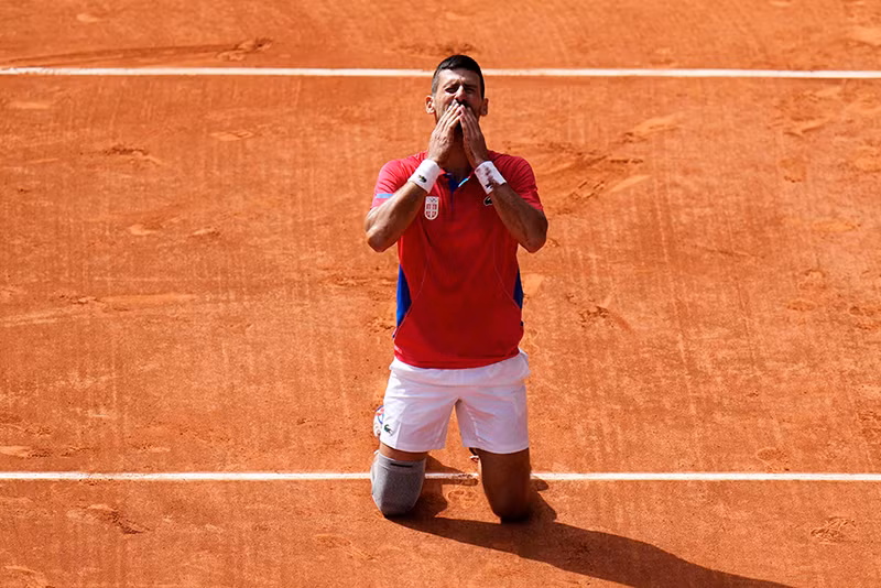 Djokovic khóc trên vinh quang. Djokovic khóc trên vinh quang.