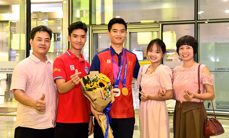 Ông Phạm Cao Sơn (ngoài cùng bên trái) cùng gia đình đón Quang Huy tại sân bay. (Ảnh: N.T)