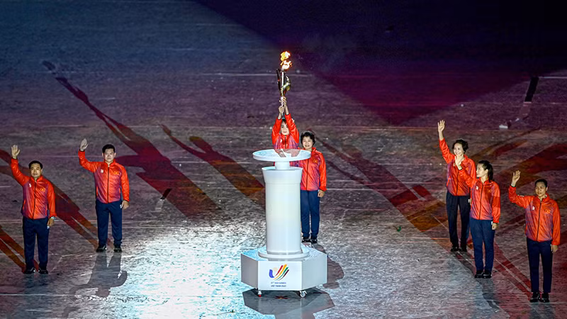 Thắp đuốc khai mạc SEA Games 31 tại Việt Nam. (Ảnh: Hoàng Quý)
