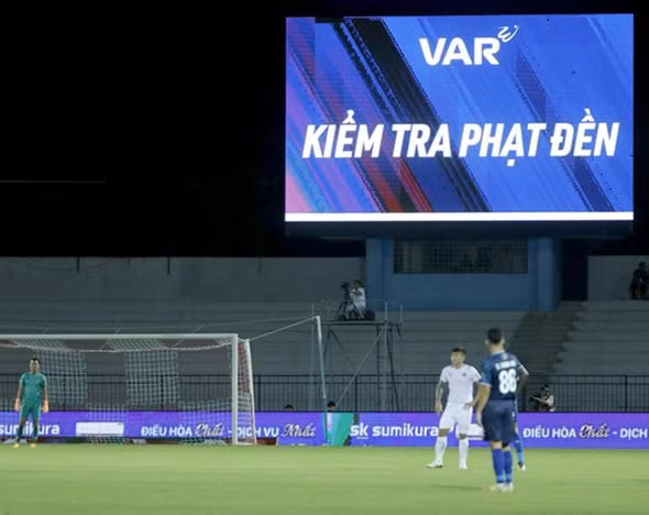Công nghệ VAR sẽ làm giảm đi những tranh cãi trên sân. (Ảnh: VPF) Công nghệ VAR sẽ làm giảm đi những tranh cãi trên sân. (Ảnh: VPF)