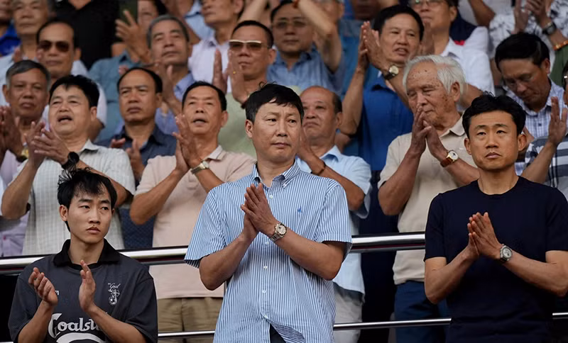 HLV Kim Sang-sik dự khán trên sân Thiên Trường theo dõi trận đấu giữa Nam Định và Hải Phòng. (Ảnh: Cao Oanh)