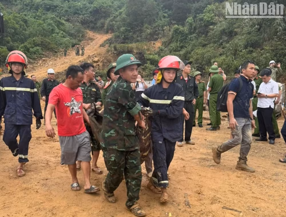 Các lực lượng chức năng vận chuyển, ứng cứu các nạn nhân.