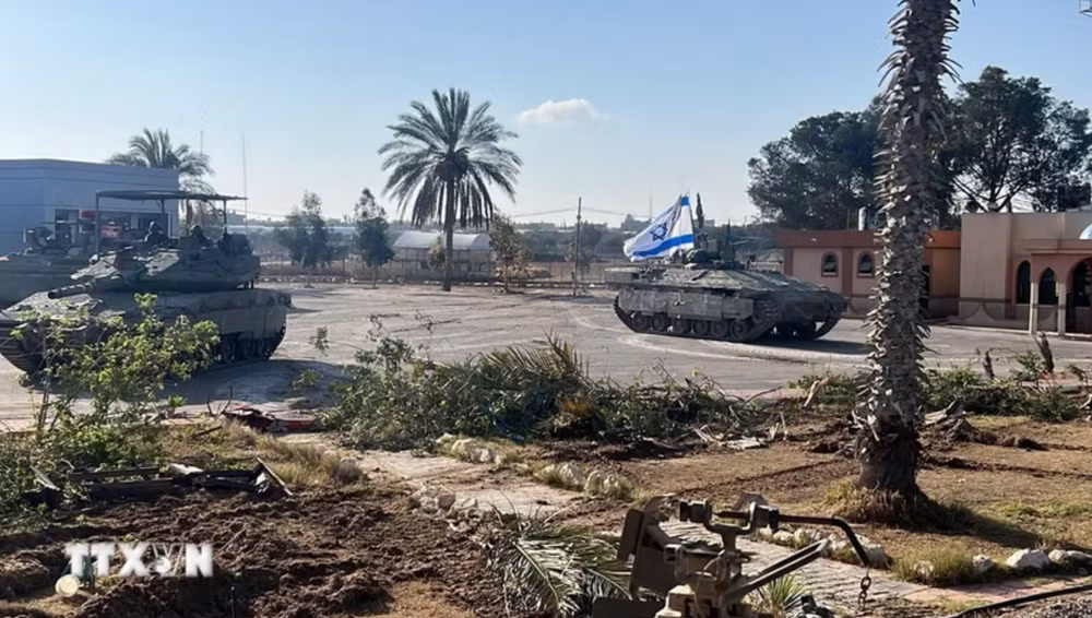 Xe tăng quân đội Israel tiến vào Gaza qua cửa khẩu Rafah. (Ảnh: THX/TTXVN)