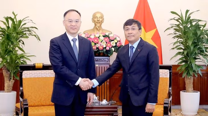 Thứ trưởng Thường trực Ngoại giao Nguyễn Minh Vũ hội đàm với Trợ lý Bộ trưởng Ngoại giao Trung Quốc Nông Dung ngày 27/9/2023. (Ảnh: baoquocte.vn)