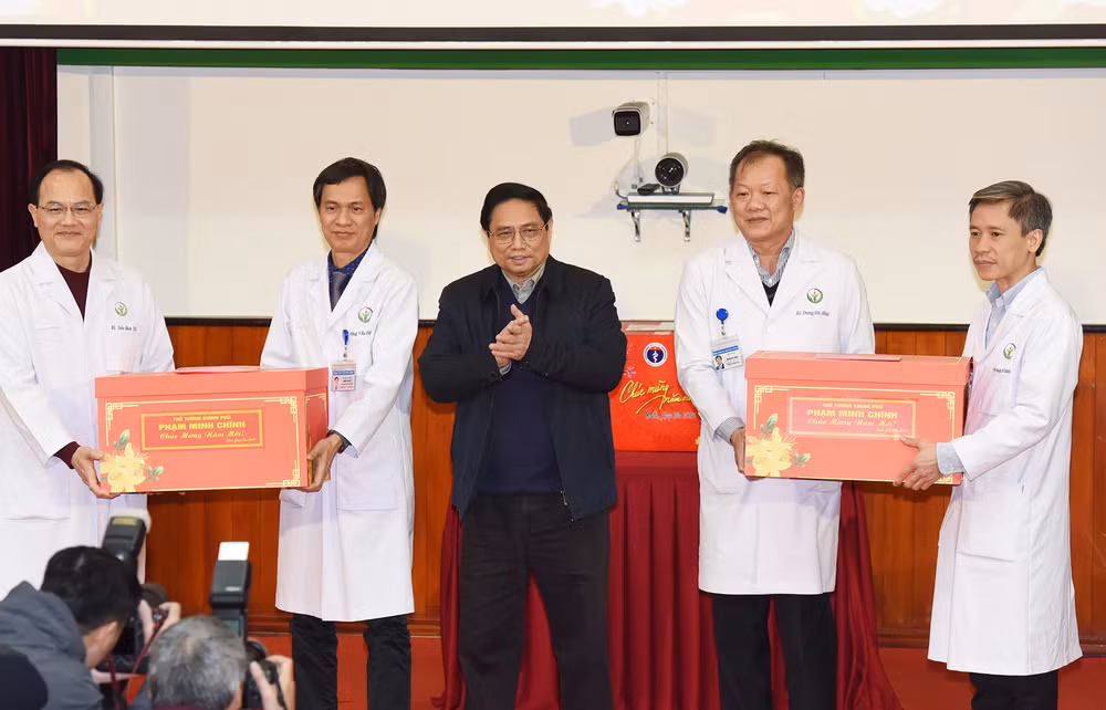 Thủ tướng Phạm Minh Chính tặng quà chúc Tết Bệnh viện Hữu nghị Việt Đức và kíp trực ngày Tết. Ảnh: TRẦN HẢI