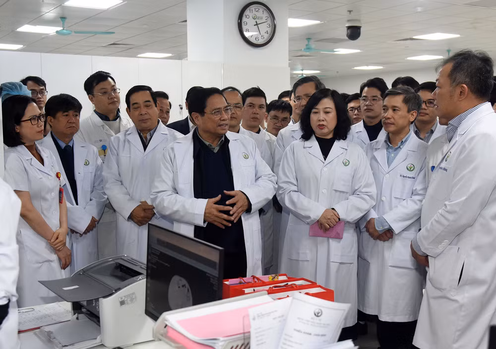 Thủ tướng Phạm Minh Chính thăm hỏi, động viên kíp trực ngày Tết của Phòng Khám cấp cứu Bệnh viện Hữu nghị Việt Đức. Ảnh: TRẦN HẢI