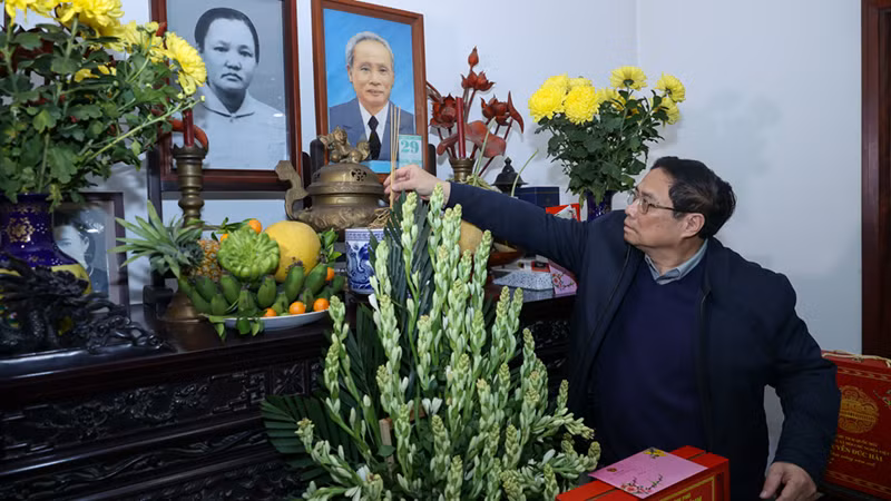 Thủ tướng Phạm Minh Chính dâng hương tưởng niệm cố Thủ tướng Chính phủ Phạm Văn Đồng. Ảnh: TRẦN HẢI