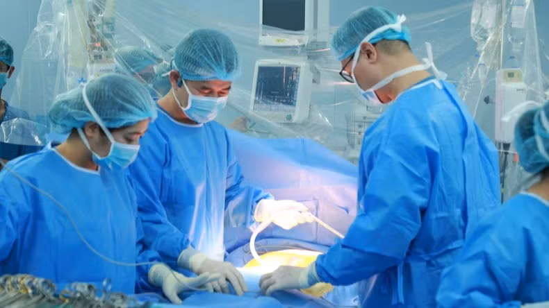 Các bác sĩ thuộc Bệnh viện Trung ương Quân đội 108 thực hiện ca lấy tạng. 