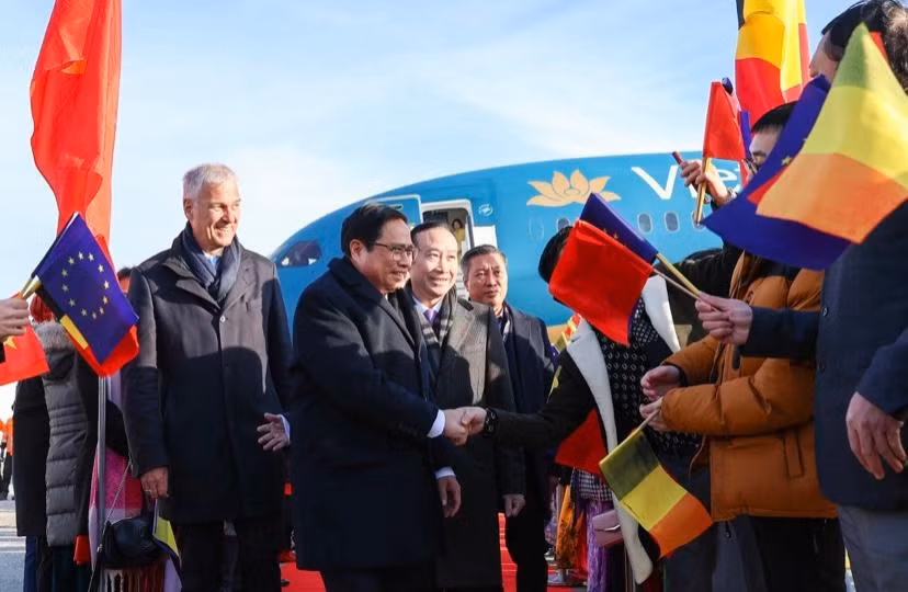 Thủ tướng Chính phủ Phạm Minh Chính đến sân bay quân sự Melsbroek. (Ảnh: Nhật Bắc)