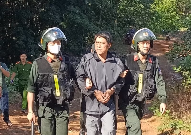 Công an áp giải đối tượng Đông.