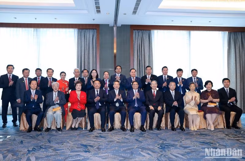 Thủ tướng Phạm Minh Chính tiếp Phó Hội trưởng Hội hữu nghị Đối ngoại nhân dân Trung Quốc Viên Mẫn Đạo cùng các nhân sĩ hữu nghị Trung Quốc.