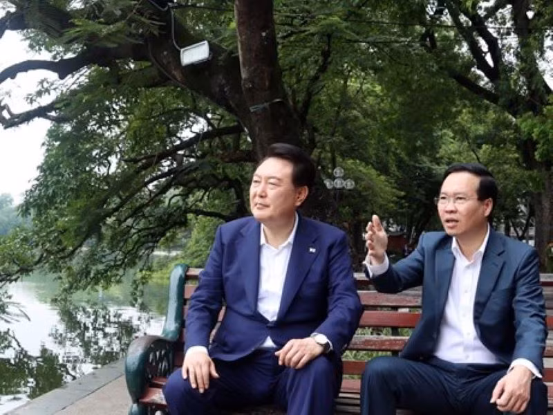 Chủ tịch nước Võ Văn Thưởng giới thiệu với Tổng thống Hàn Quốc Yoon Suk Yeol về ý nghĩa lịch sử của danh thắng hồ Hoàn Kiếm, nơi được coi là trái tim của Thủ đô Hà Nội - Thành phố vì hòa bình.
