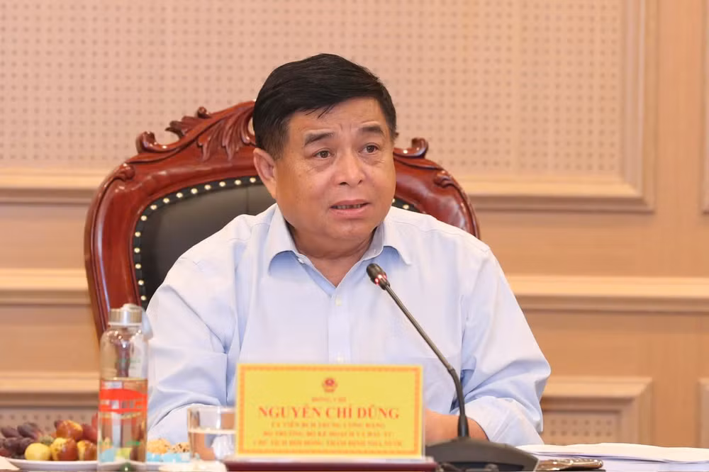 Bộ trưởng Kế hoạch và Đầu tư Nguyễn Chí Dũng, Chủ tịch Hội đồng thẩm định nhà nước phát biểu ý kiến. Bộ trưởng Kế hoạch và Đầu tư Nguyễn Chí Dũng, Chủ tịch Hội đồng thẩm định nhà nước phát biểu ý kiến.
