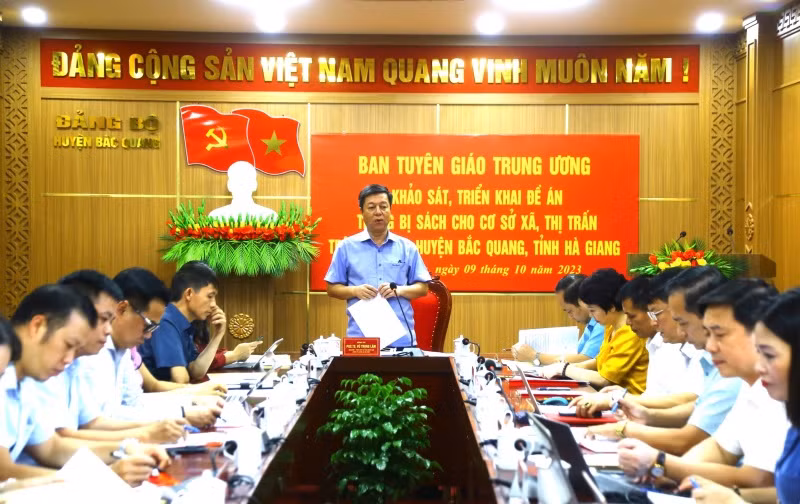 PGS, TS Vũ Trọng Lâm, Giám đốc - Tổng Biên tập Nhà xuất bản Chính trị quốc gia Sự thật phát biểu trong buổi làm việc giữa Đoàn công tác và Huyện ủy Bắc Quang, ngày 9/10/2023.