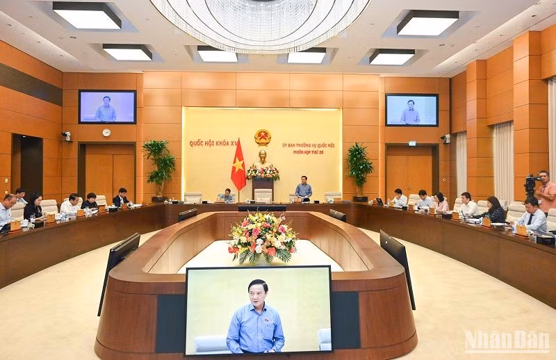Phó Chủ tịch Quốc hội Nguyễn Khắc Định điều hành nội dung thảo luận chiều 12/9. (Ảnh: DUY LINH)