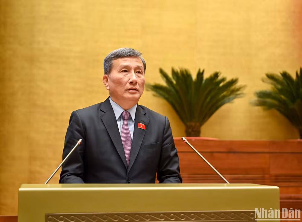 Chủ nhiệm Ủy ban Khoa học, Công nghệ và Môi trường Lê Quang Huy trình bày báo cáo thẩm tra. (Ảnh: DUY LINH)
