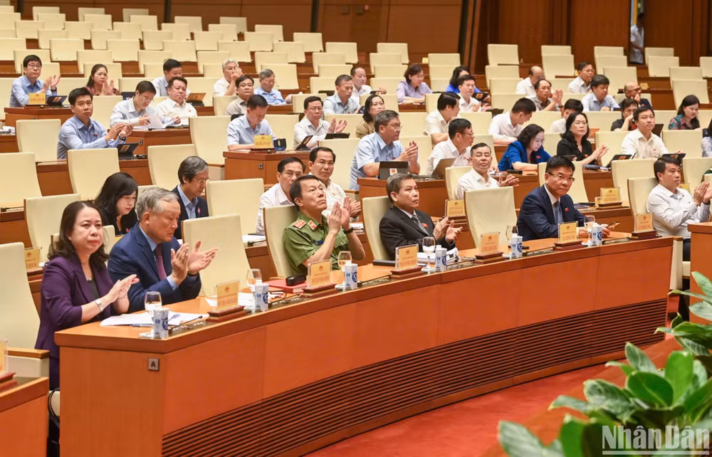 Các đại biểu dự phiên chất vấn sáng 21/8. (Ảnh: DUY LINH)