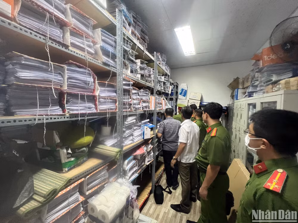 Khám xét phòng lưu giữ hồ sơ của Trung tâm đăng kiểm. Khám xét phòng lưu giữ hồ sơ của Trung tâm đăng kiểm.