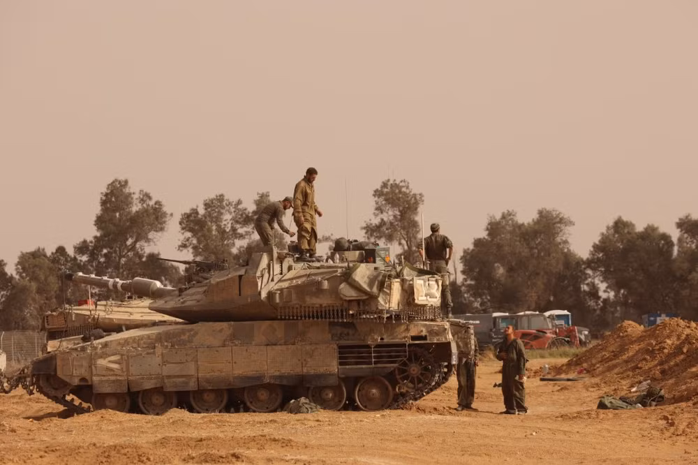 Binh sĩ và xe quân sự Israel được triển khai gần biên giới với Dải Gaza ngày 27/5/2024. (Ảnh: THX/TTXVN)