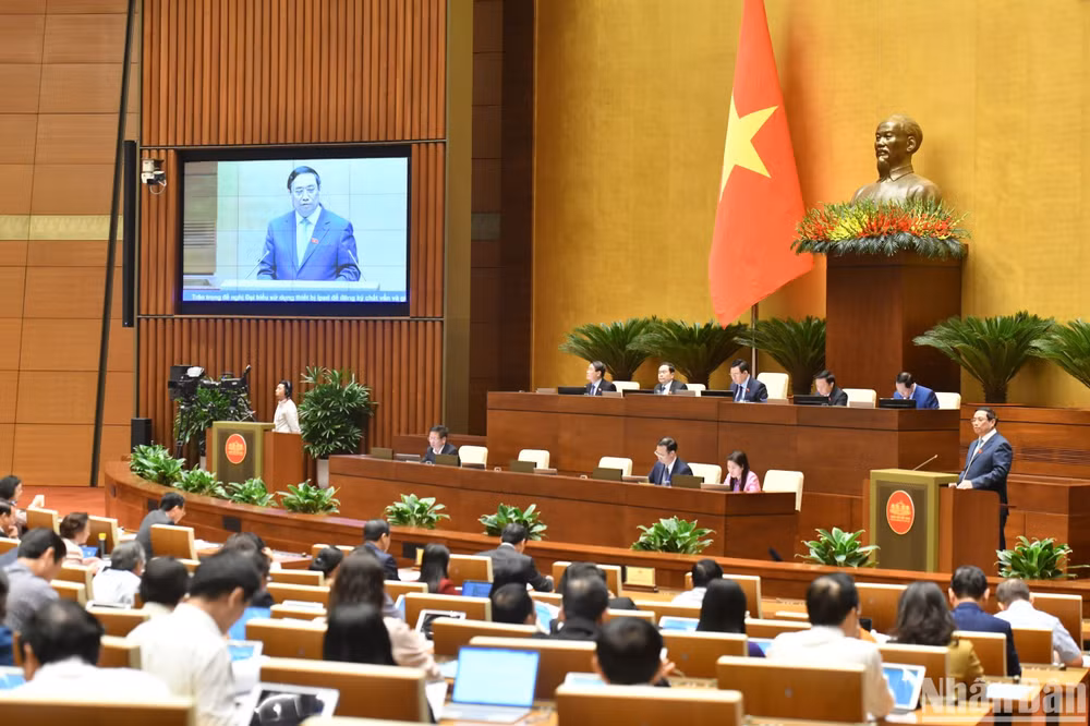 Thủ tướng Phạm Minh Chính báo cáo tại phiên chất vấn sáng 8/11. (Ảnh: ĐĂNG KHOA)