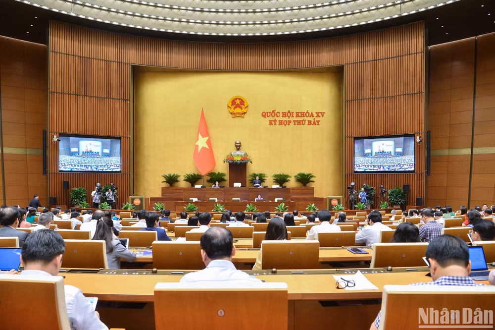 Quốc hội thảo luận ở hội trường về một số nội dung còn ý kiến khác nhau của dự thảo Luật Lưu trữ (sửa đổi). (Ảnh: LINH KHOA) 