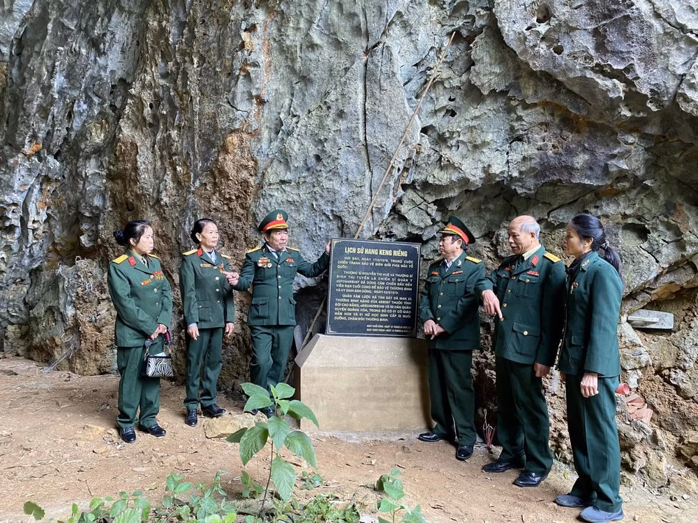 Các cựu chiến binh Trung đoàn 567 thăm lại hang Keng Riềng, nơi 23 chiến sĩ hy sinh..