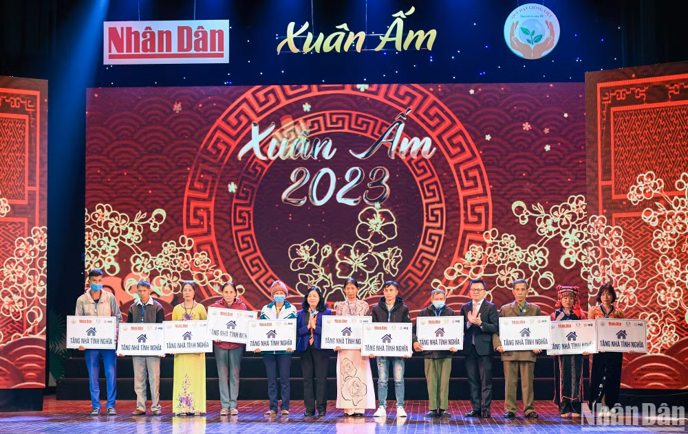 Trưởng Ban Dân vận Trung ương Bùi Thị Minh Hoài và Tổng Biên tập Báo Nhân Dân Lê Quốc Minh trao tặng những ngôi nhà tình nghĩa cho đại diện các gia đình chính sách và các hộ nghèo, gia đình bị thiệt hại do thiên tai gây ra trong năm qua. (Ảnh: THÀNH ĐẠT)