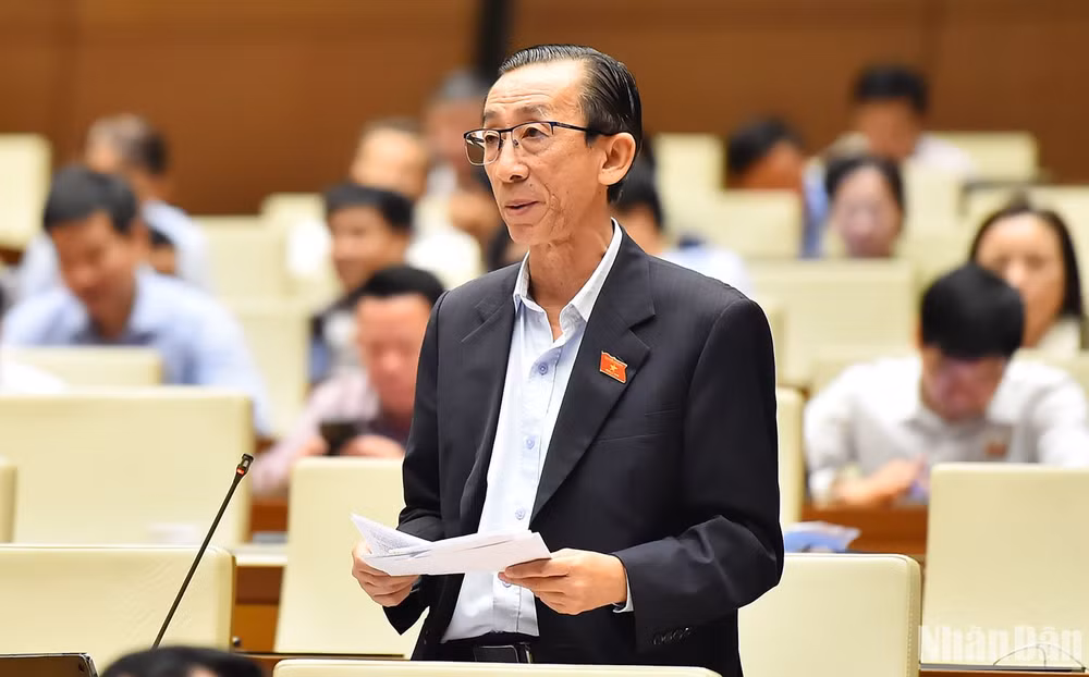 Đại biểu Trần Hoàng Ngân (đoàn Thành phố Hồ Chí Minh) phát biểu. (Ảnh: THỦY NGUYÊN) Đại biểu Trần Hoàng Ngân (đoàn Thành phố Hồ Chí Minh) phát biểu. (Ảnh: THỦY NGUYÊN)