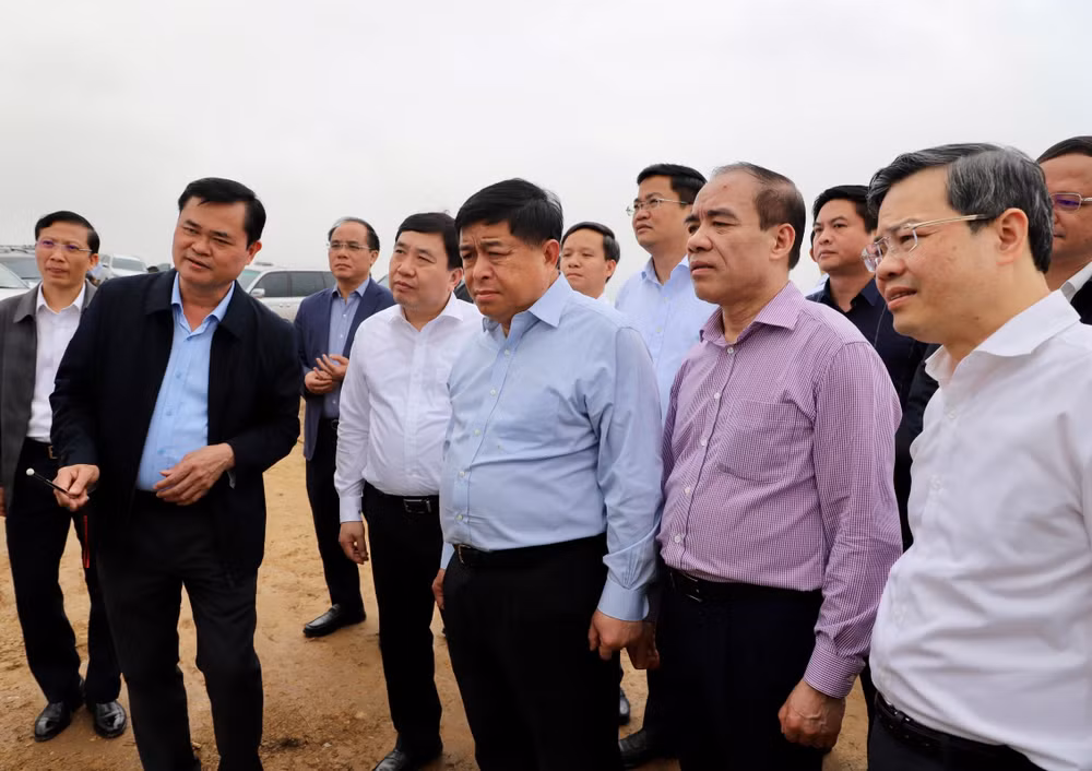 Bộ trưởng Kế hoạch và Đầu tư Nguyễn Chí Dũng cùng lãnh đạo tỉnh Tuyên Quang và Hà Giang kiểm tra tiến độ dự án cao tốc Tuyên Quang-Hà Giang (giai đoạn 1), đoạn qua Tuyên Quang.