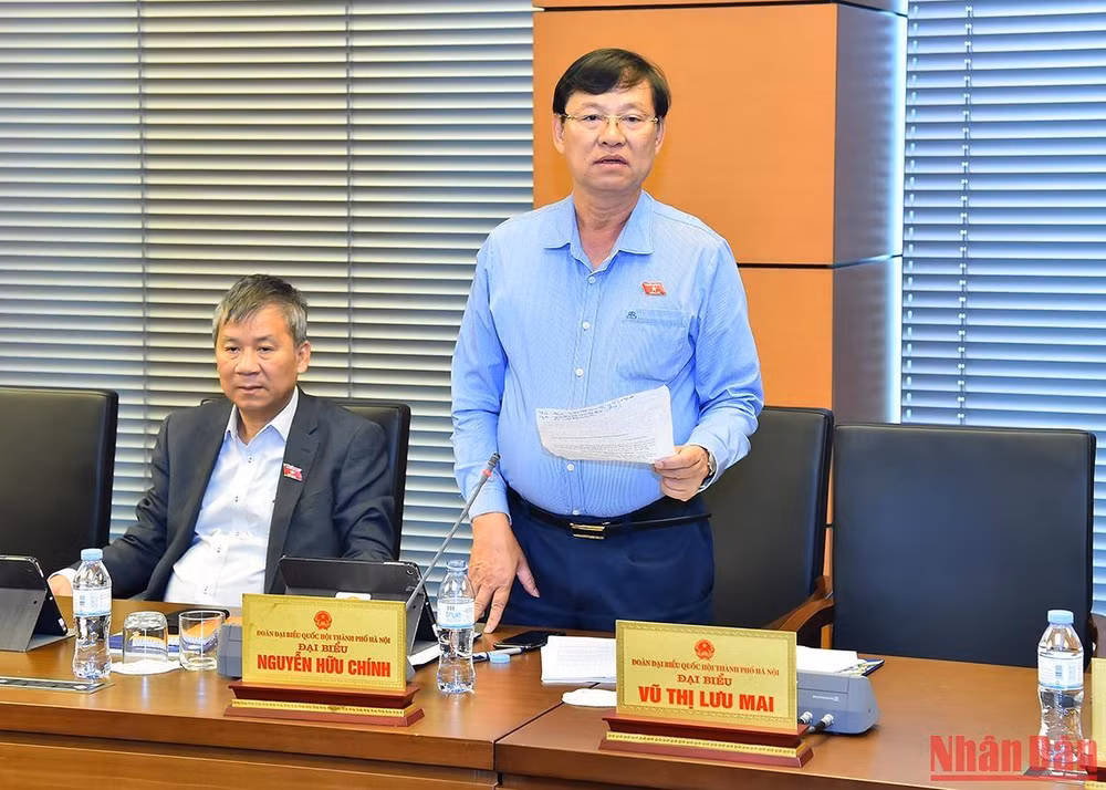 Đại biểu Nguyễn Hữu Chính phát biểu trong phiên thảo luận tổ. (Ảnh: THỦY NGUYÊN)
