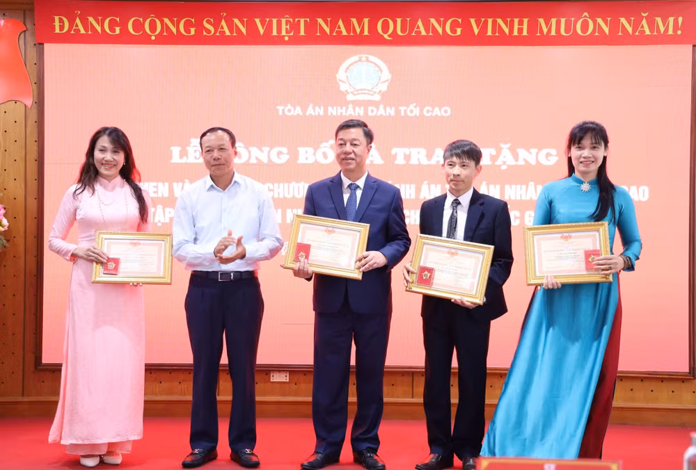Phó Chánh án Thường trực Tòa án nhân dân tối cao Nguyễn Trí Tuệ trao kỷ niệm chương "Vì sự nghiệp Tòa án" cho các cán bộ Nhà xuất bản.