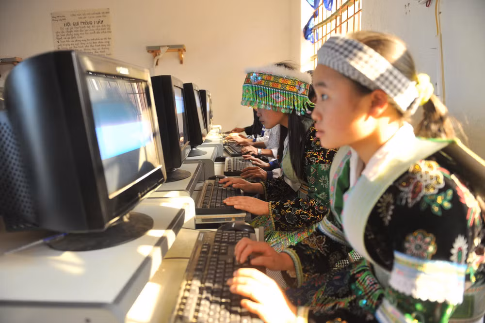 Nhờ có internet các học sinh người dân tộc thiểu số sẽ được tiếp cận với những thông tin, kiến thức cập nhật nhất, khám phá thế giới. Ảnh các học sinh tại trường Trung học phổ thông Nội trú Lục Khu (xã Thượng Thôn, huyện Hà Quảng, tỉnh Cao Bằng). Nhờ có internet các học sinh người dân tộc thiểu số sẽ được tiếp cận với những thông tin, kiến thức cập nhật nhất, khám phá thế giới. Ảnh các học sinh tại trường Trung học phổ thông Nội trú Lục Khu (xã Thượng Thôn, huyện Hà Quảng, tỉnh Cao Bằng).