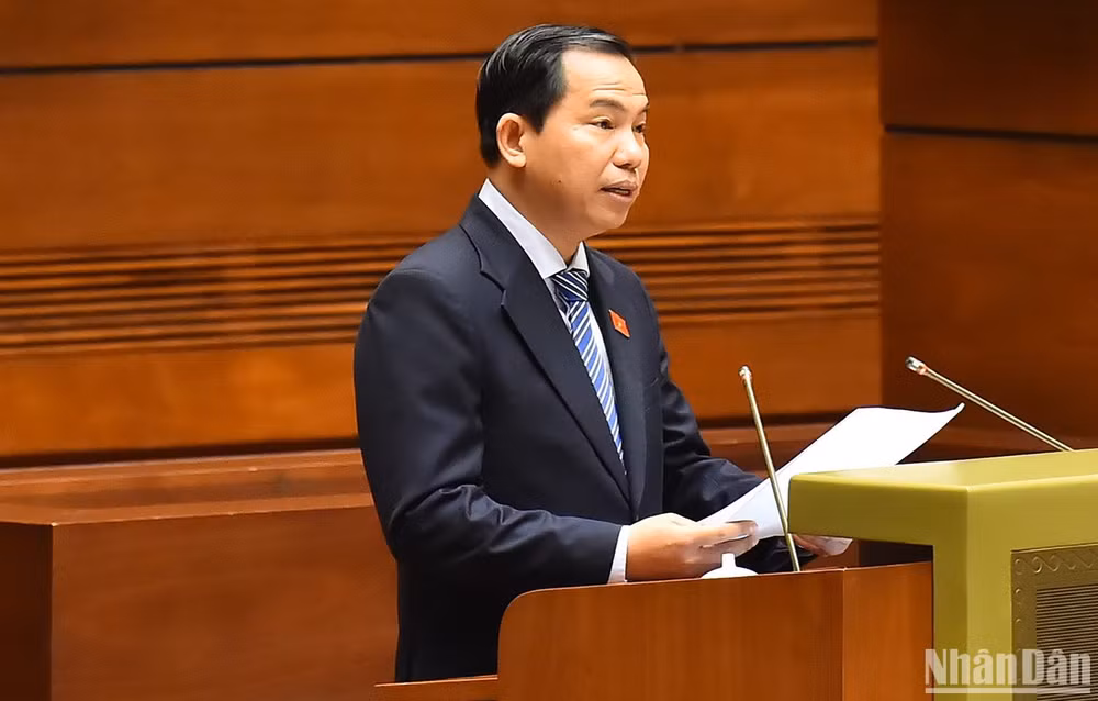 Trước khi tiến hành biểu quyết, Quốc hội nghe Chủ nhiệm Ủy ban Tài chính, Ngân sách Lê Quang Mạnh trình bày Báo cáo giải trình, tiếp thu, chỉnh lý dự thảo Nghị quyết về dự toán ngân sách nhà nước năm 2024. (Ảnh: THỦY NGUYÊN)